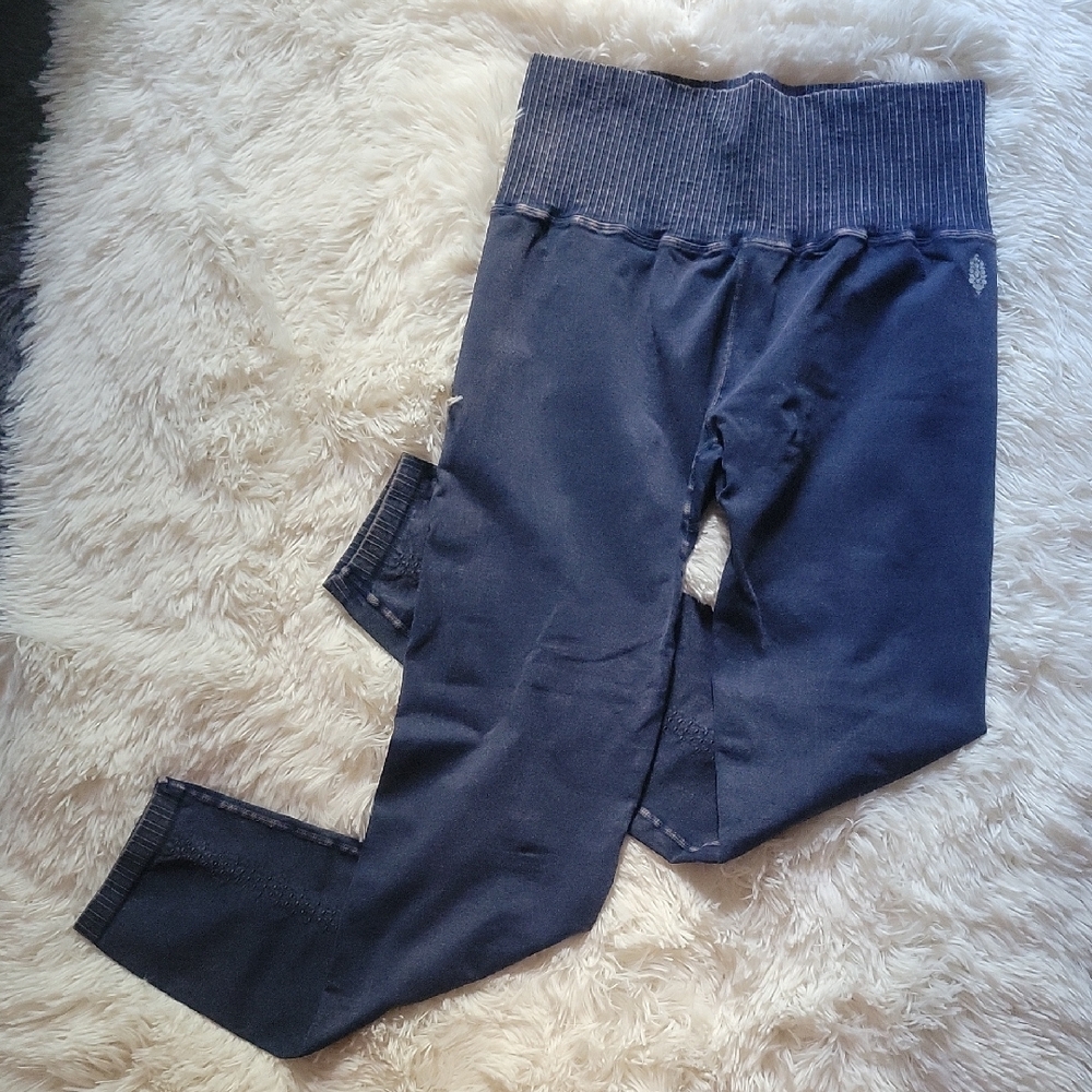 🐞Free People Navy Leggings. New